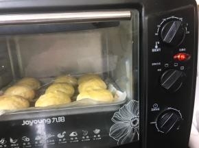 放入预热好的烤箱中层，180度烤30分钟
