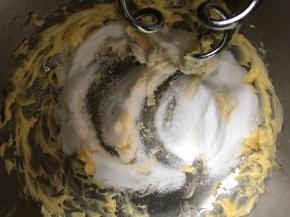 加入糖粉，继续打发至变白变泡