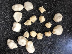 把发酵好的面团拿出稍稍揉压排气后分成9份，把脆皮料也分成9份，搓成丸子