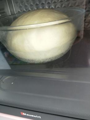 发酵至两倍大，用手按面团不会回缩即可。