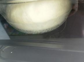 发酵至两倍大，用手按面团不会回缩即可。