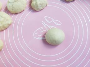 揉成光滑的小圆球。