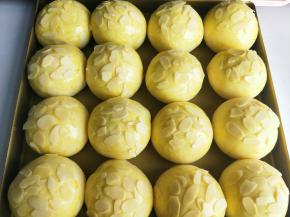 发好之后，刷上蛋黄水，撒上杏仁片。