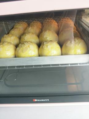 再次放入预热好的烤箱，165度上下火，中层20分钟即可。