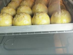 再次放入预热好的烤箱，165度上下火，中层20分钟即可。