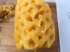 冷藏面皮的时间来做凤梨馅，新鲜凤梨去皮，清理干净后切碎块