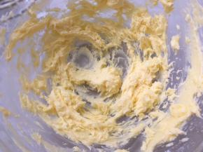 用打蛋器打发至羽毛状态，黄油颜色变浅