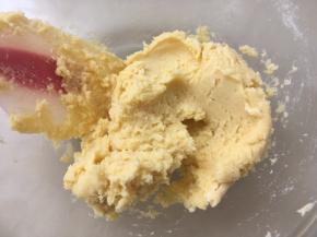 用刮棒切拌均匀