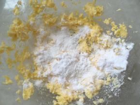 加入糖粉，搅拌至无干粉即可