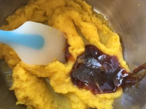 过滤的菠萝果肉倒入不粘锅内，加入砂糖跟麦芽糖