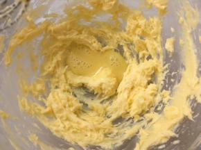 分次加入全蛋液，每加入一次用打蛋器打发均匀