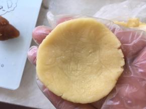 手上戴一次性手套，用手掌将面团压扁