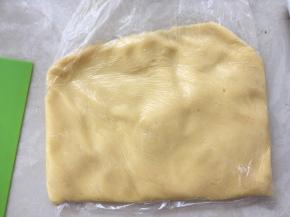 之后装入保鲜袋，用手压扁一些，入冰箱冷藏