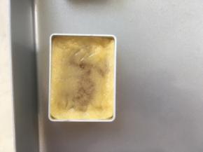 之后将面团放到模具内压扁，烤箱预热160度