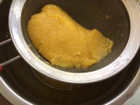 之后过滤掉菠萝汁，留下浓稠的果肉部分，菠萝汁也别浪费，冷藏一下很好喝