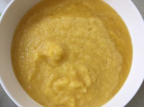 之后过滤掉菠萝汁，留下浓稠的果肉部分，菠萝汁也别浪费，冷藏一下很好喝