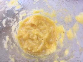 用榨汁机将果肉榨成果泥