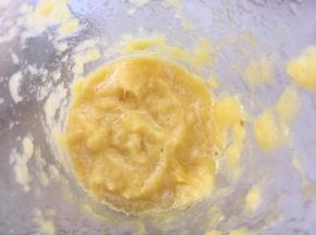 用榨汁机将果肉榨成果泥