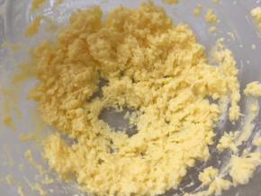 直到将全部蛋液加入，打发均匀即可，不要过度打发