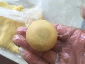 之后双手对搓，将面团滚圆