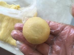 之后双手对搓，将面团滚圆