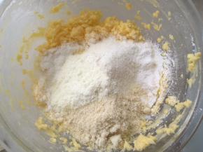 加入奶粉跟杏仁粉