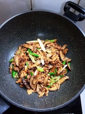 起锅前加入适量的鸡精调味即可。