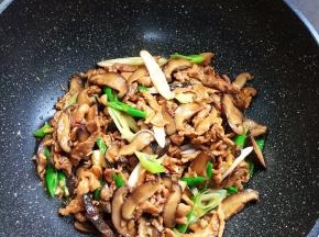 起锅前加入适量的鸡精调味即可。