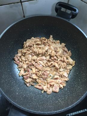 锅烧热倒入适量的油，放入腌制好的肉片爆炒至变色。