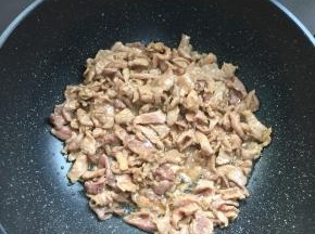 锅烧热倒入适量的油，放入腌制好的肉片爆炒至变色。