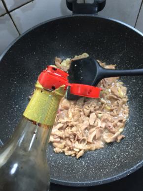 加入少许红烧酱油。