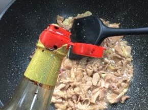 加入少许红烧酱油。