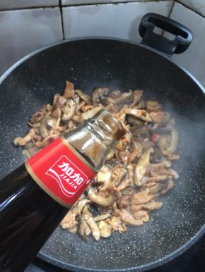 放入一勺蚝油翻炒均匀。