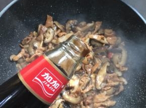 放入一勺蚝油翻炒均匀。