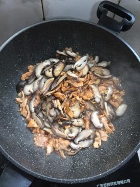 放入香菇片翻炒均匀。