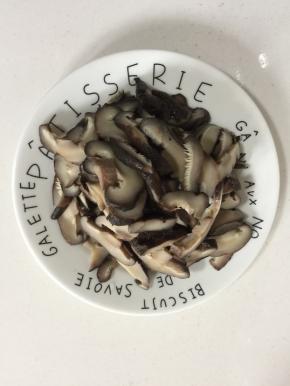 香菇焯水后切成薄片备用。