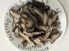 香菇焯水后切成薄片备用。