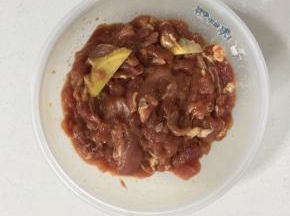 瘦肉洗净切成薄片，加入1勺玉米淀粉，2勺味极鲜酱油，2勺料酒，适量的仲景麻油，几片生姜搅拌均匀腌制20分钟左右。