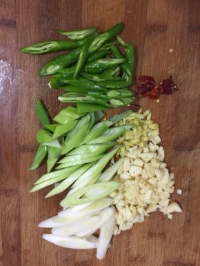 蒜瓣剁碎，生姜切成丁，青尖椒和大葱切成块备用。