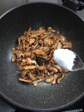 放入一勺盐翻炒均匀。