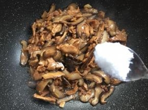 放入一勺盐翻炒均匀。