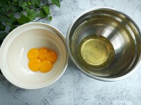 先将鸡蛋的蛋黄和蛋白分开，今天用了5个鸡蛋，带壳的总重量是265克左右，鸡蛋的总重量最好控制在260–270之间，盛蛋白的碗需要无油无水。