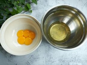 先将鸡蛋的蛋黄和蛋白分开，今天用了5个鸡蛋，带壳的总重量是265克左右，鸡蛋的总重量最好控制在260–270之间，盛蛋白的碗需要无油无水。