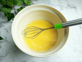搅拌到牛奶、加拿大芥花油、蛋黄三者之间完地融合在一起。