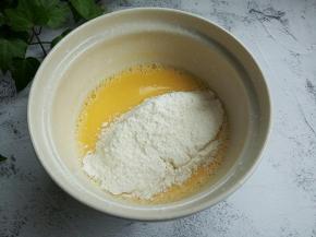 低筋面粉筛入蛋黄里。