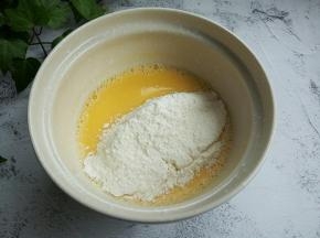 低筋面粉筛入蛋黄里。