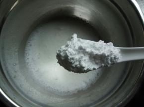 将蛋白里加入3滴白醋去腥，用电动打蛋器快速打发到鱼眼泡状态时，加入三分之一的糖粉。