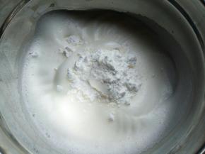 继续搅打到蛋清变得细腻，加入三分之一的糖粉。