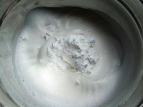 继续搅打到蛋清变得细腻，加入三分之一的糖粉。