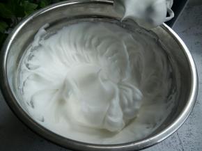 将蛋白打发到干性发泡的状态（提起打蛋器后，蛋白拉出直立的尖角）就可以了。